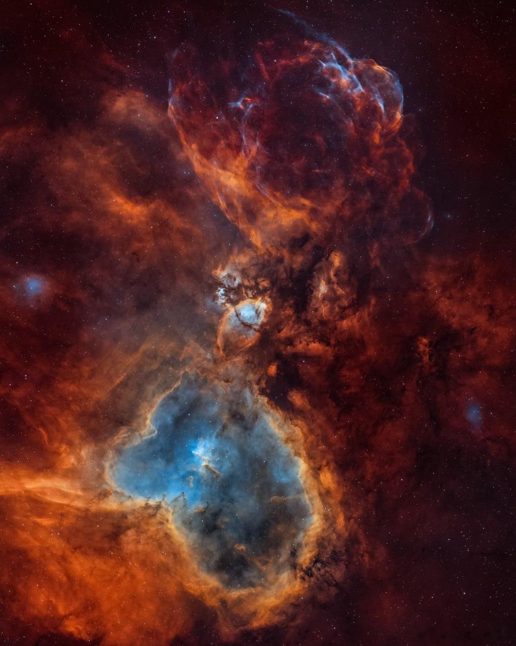 心形星云，也称为IC1805，是一片壮观的发射星云，位于距离地球约7500