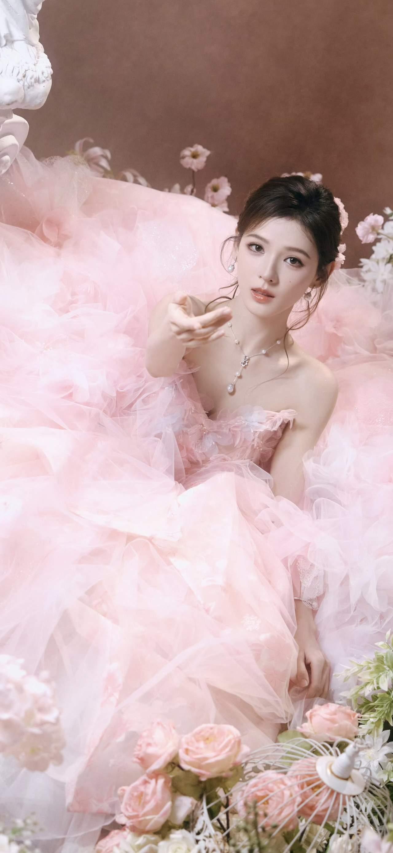 美女壁纸～张予曦，一袭粉纱，繁花缀身，于光影间轻舞，似坠入人间的花漾仙子。温柔缱