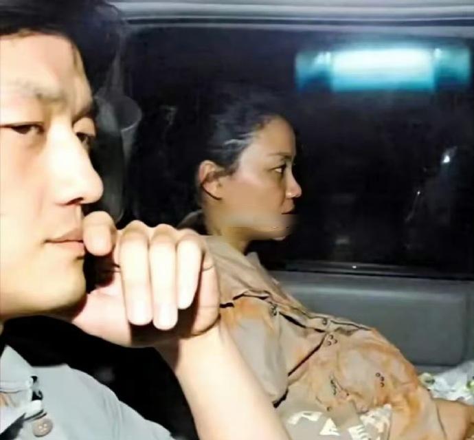 当年王菲和李亚鹏结婚后怀孕的照片，这也太真实了，大肚子的王菲坐在车里，素颜现身，