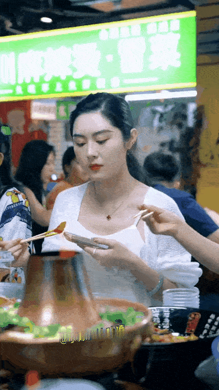 美女有丰富的表情，生活中肯定有趣