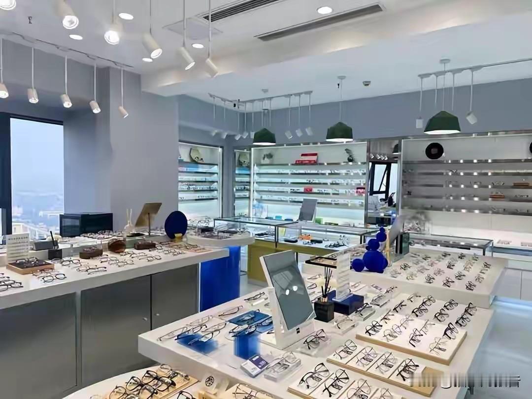 老外想不通：中国人不是最爱“暴利”吗，怎么三年倒闭六万家眼镜店！2022到2