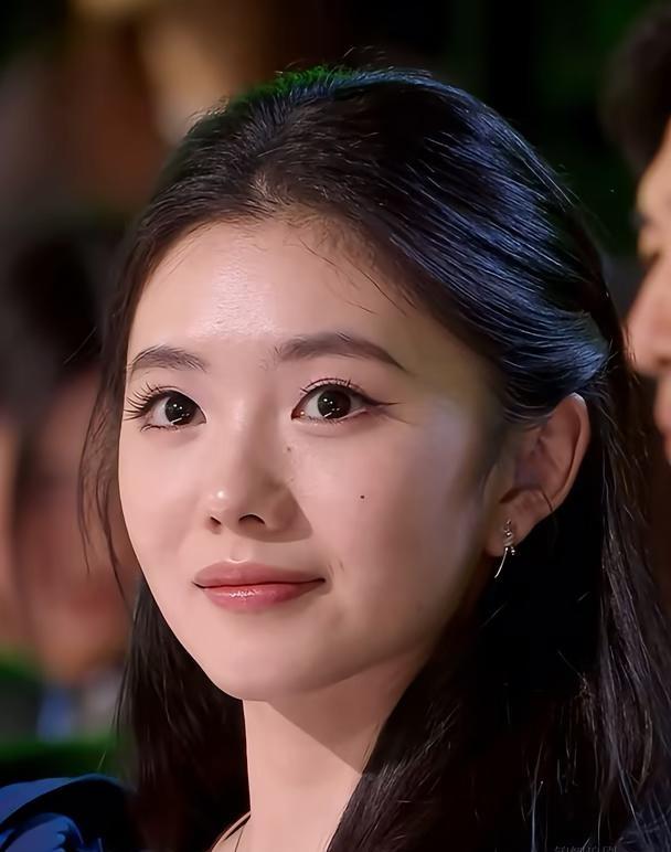 刘浩存这场怼脸拍太美了无滤镜状态下又灵又美刘浩存怼脸拍女明星审美积累