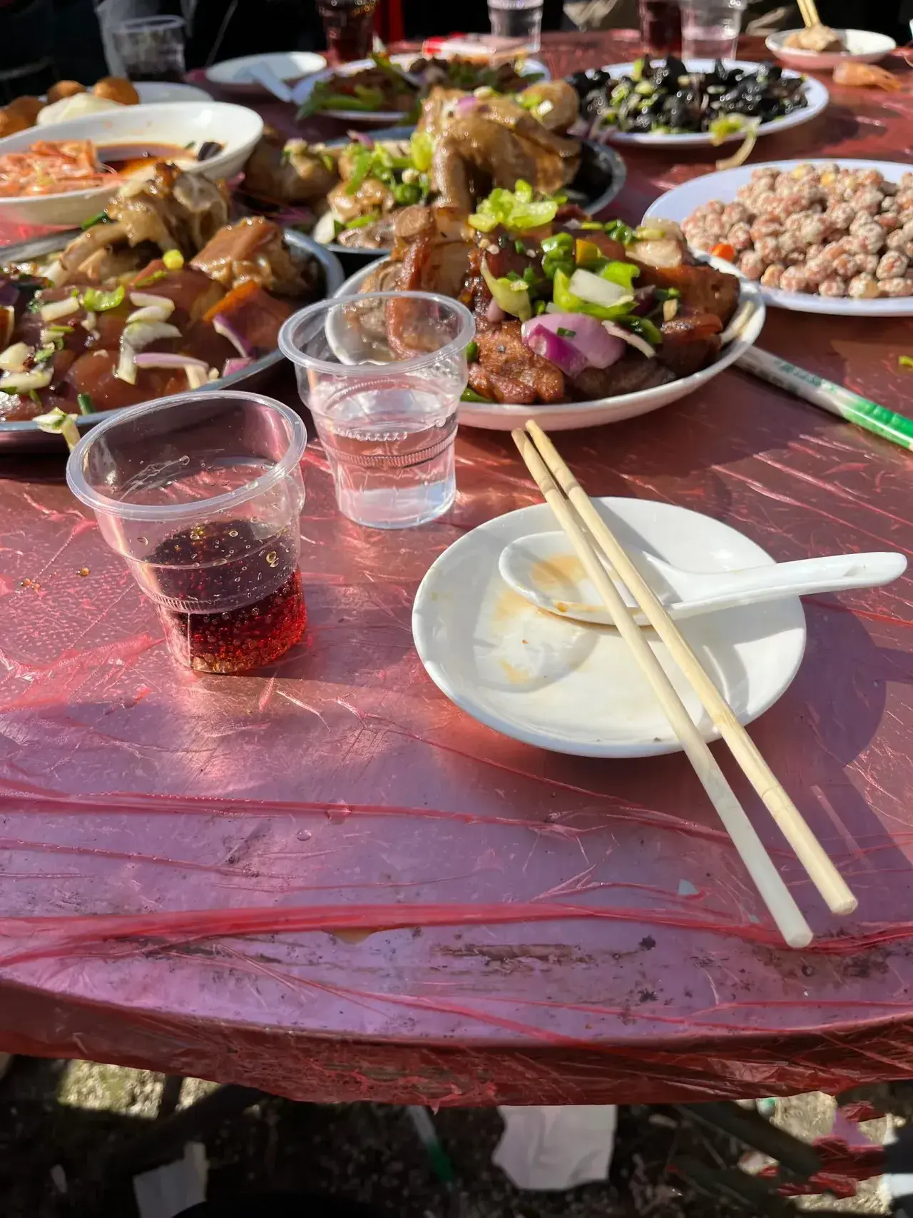 穷人不要和富亲戚在一起吃饭，今天舅舅过生日。摆了几桌，吃完饭看桌上有的菜没怎么动