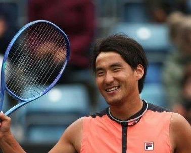 中网正赛首轮赛果播报：持外卡参赛的中国选手布云朝克特男单首轮经过三盘鏖战，力克塞