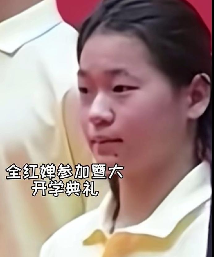 全宝宝确实长胖了，她参加开学典礼却拘谨极了，就像一个初出茅庐才站上高台的孩子。