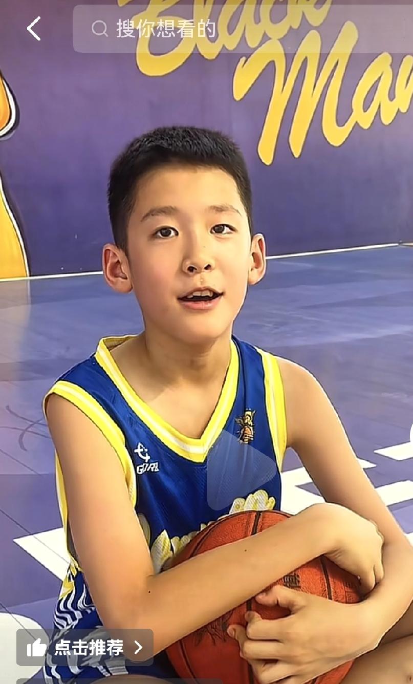 这孩子叫郭宇恒，是任骏飞兄弟的俱乐部，输送给宏远三队的后备力量李春江回来掌