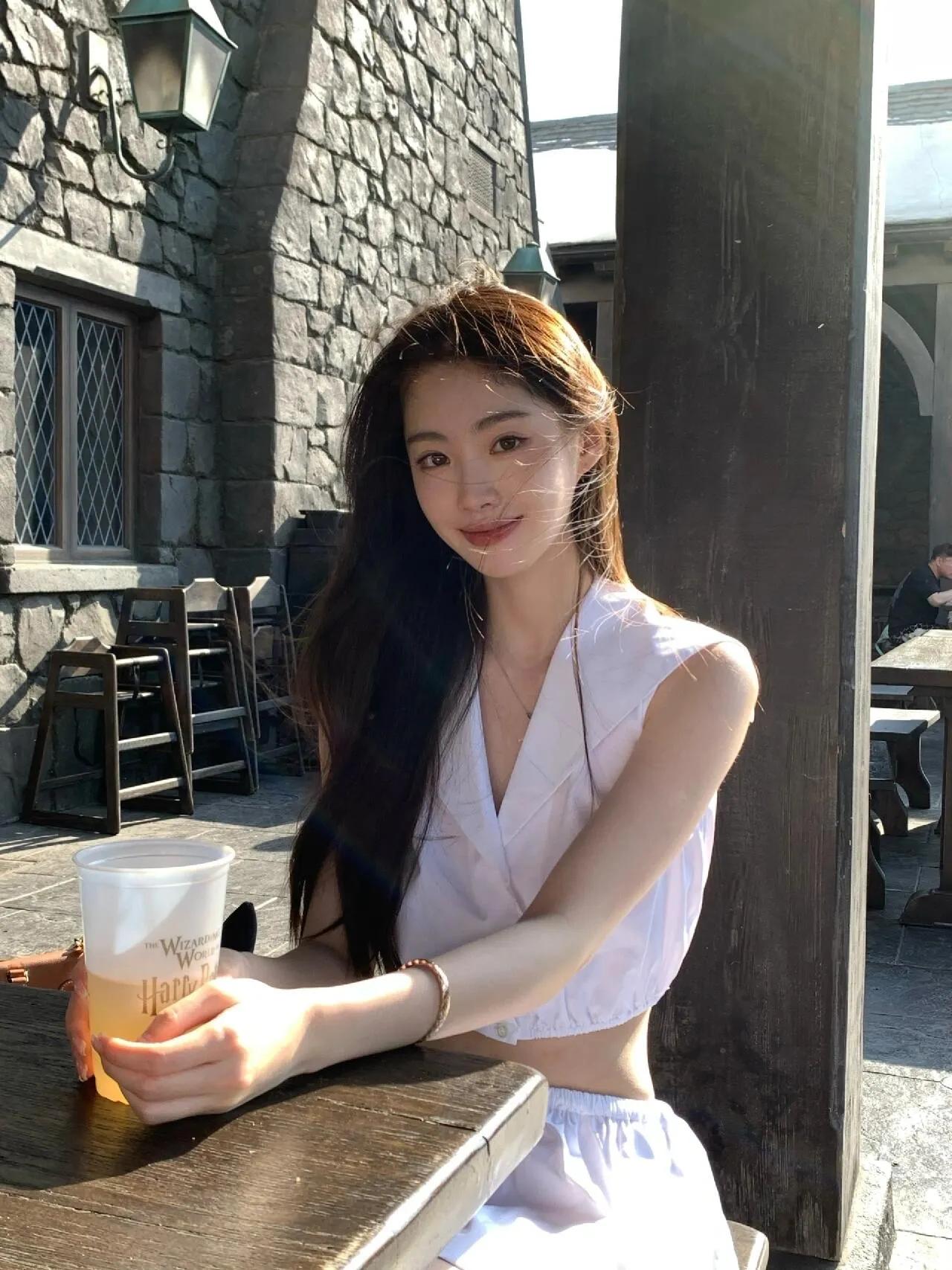 在古色古香的咖啡馆，享受阳光与咖啡的美好时光。🌞☕️📸