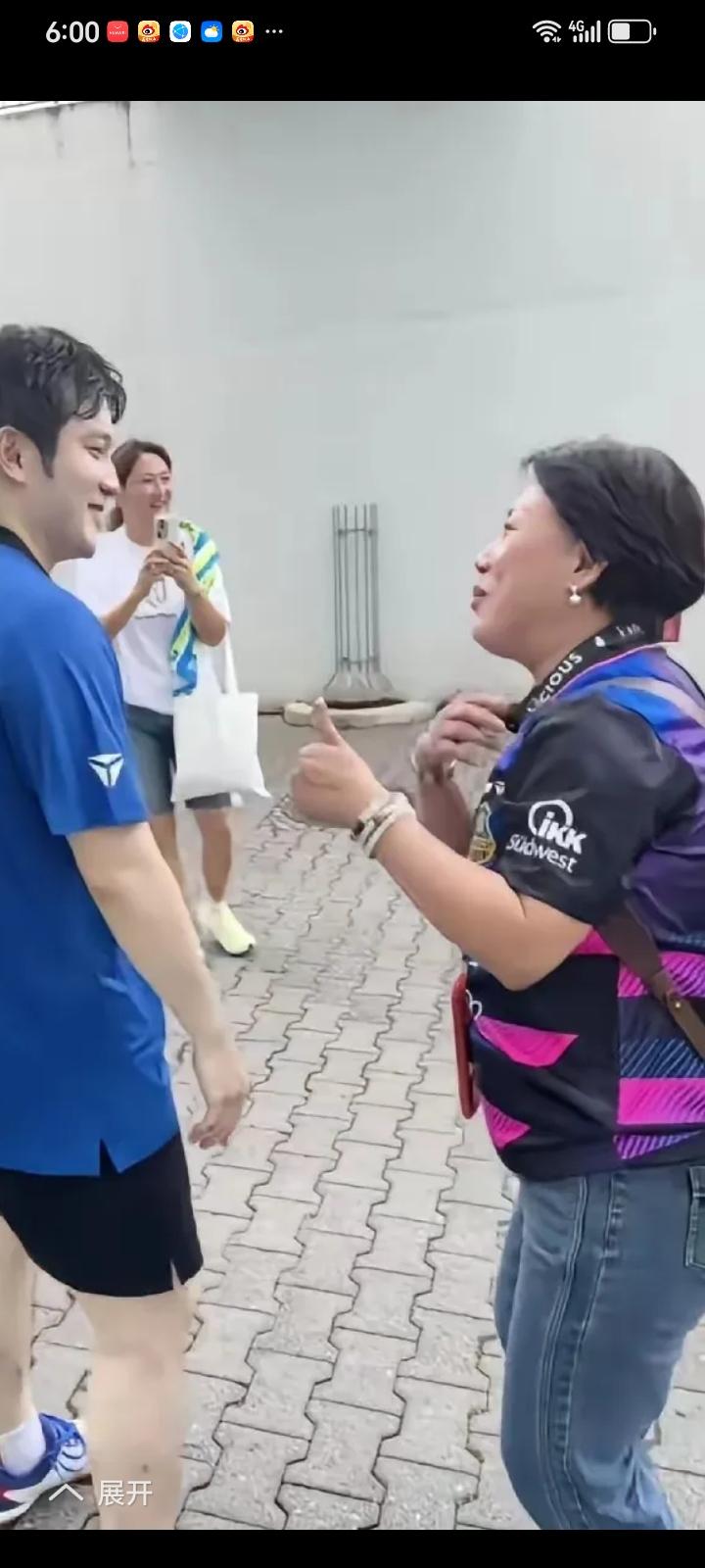 和樊振东在一起交流的这位女同志，网友不介绍还以为是俱乐部工作人员，看她没穿正式装