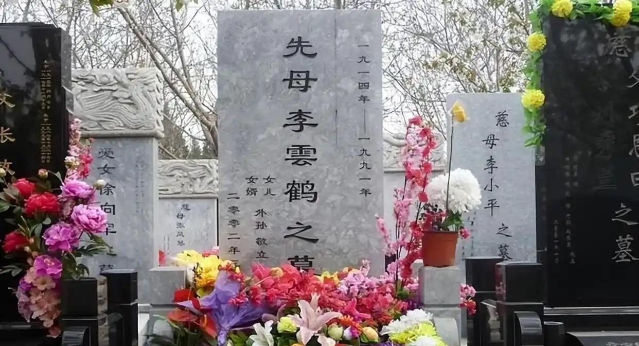 江青在服刑期间，因身体原因，被安排保外就医。江青被安排保外就医后，并没有离开秦