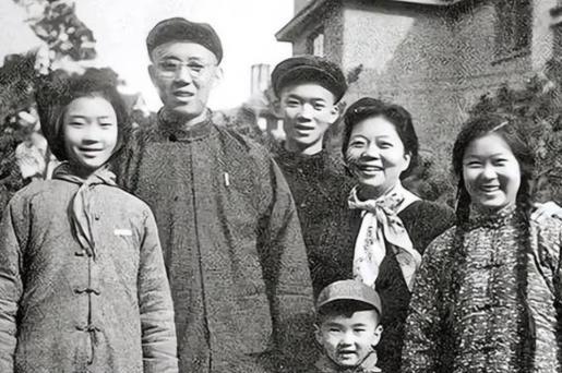1939年，新四军在追击汉奸时，误打误撞闯到了上海虹桥机场，看着停在草坪上的四架
