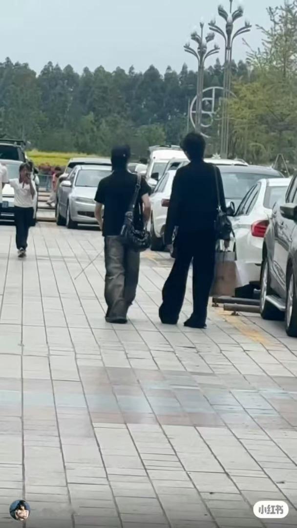 网友成都逛街偶遇王橹杰张函瑞在成都偶遇王橹杰张函瑞网友在成都偶遇了王橹杰张函瑞
