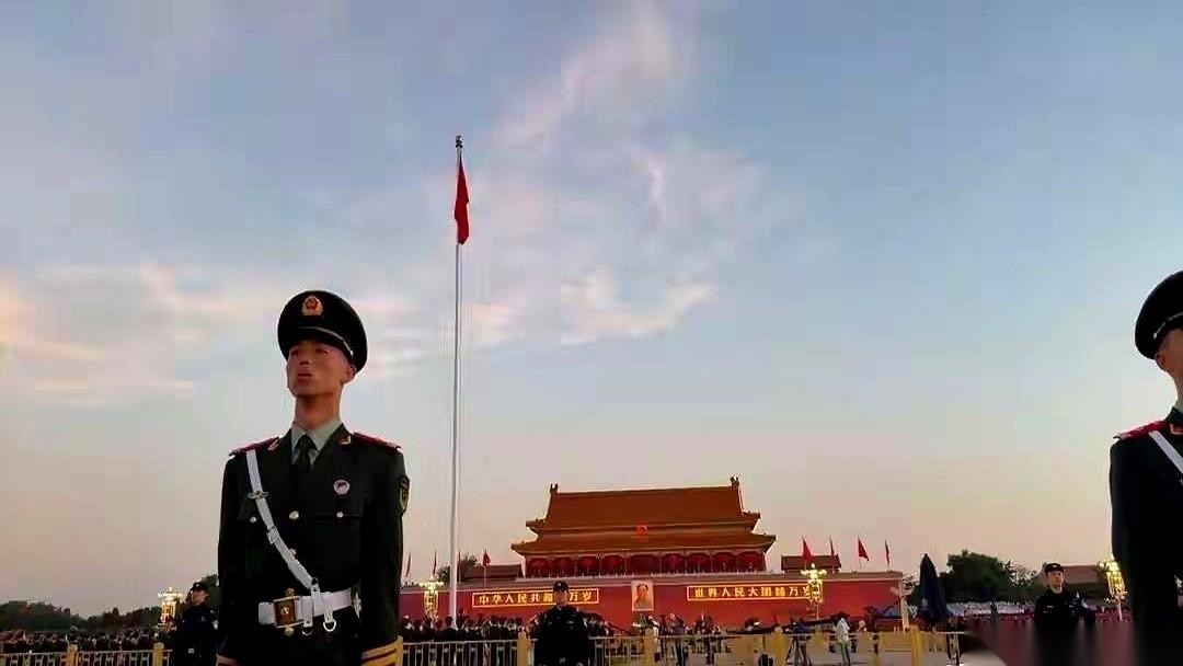 最魔幻的一件事儿：一群早就离开北京的人，还牢牢攥着北京户口。而另一群人，把青春