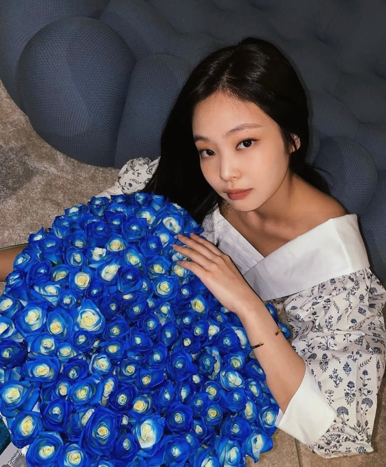 JENNIE每年生日都不会缺席的蓝玫瑰，无论多少岁也永远都是妈妈的宝宝