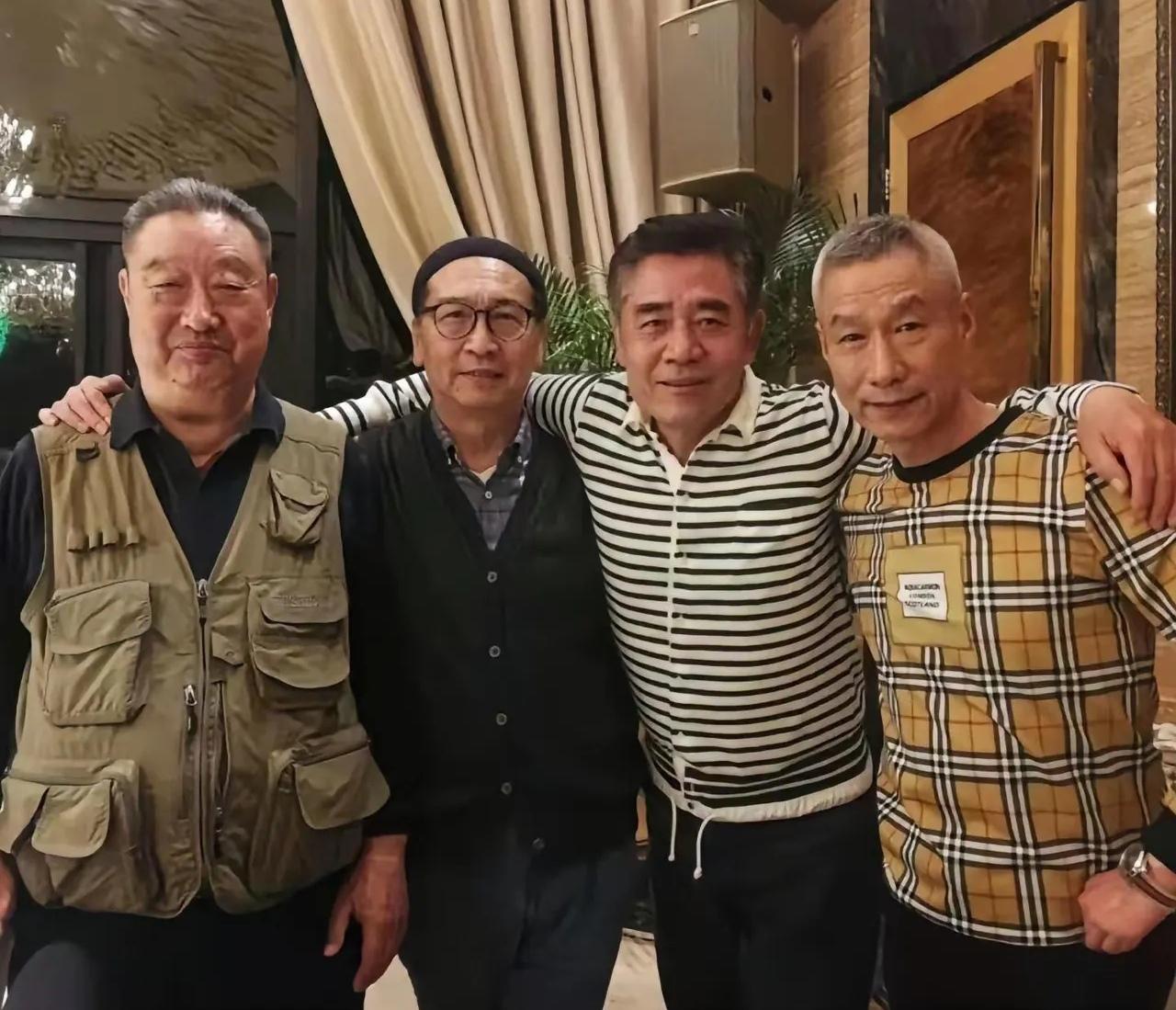 4位老戏骨同框：我一眼就认出了穿着格子衣、戴着手表、气度从容的刘佩琦与两鬓染