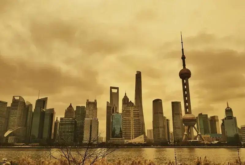 上海结婚登记一下冲到5万对，比去年多了快四成。民政局说初婚年龄也升到7岁。