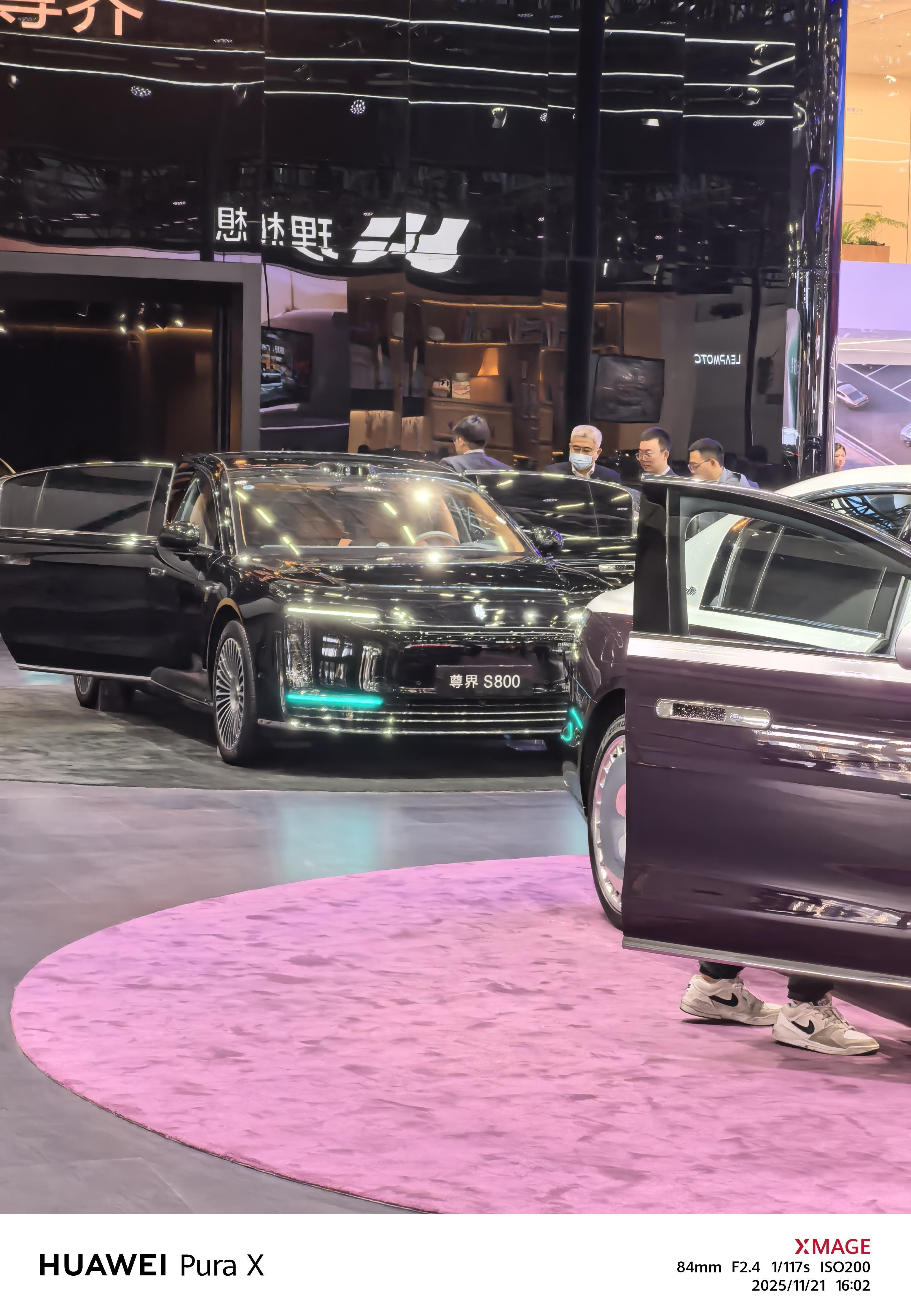 前天车展，我看尊界展台有个戴口罩白头发看车的人有点眼熟一对比发现这是奔驰的老板段