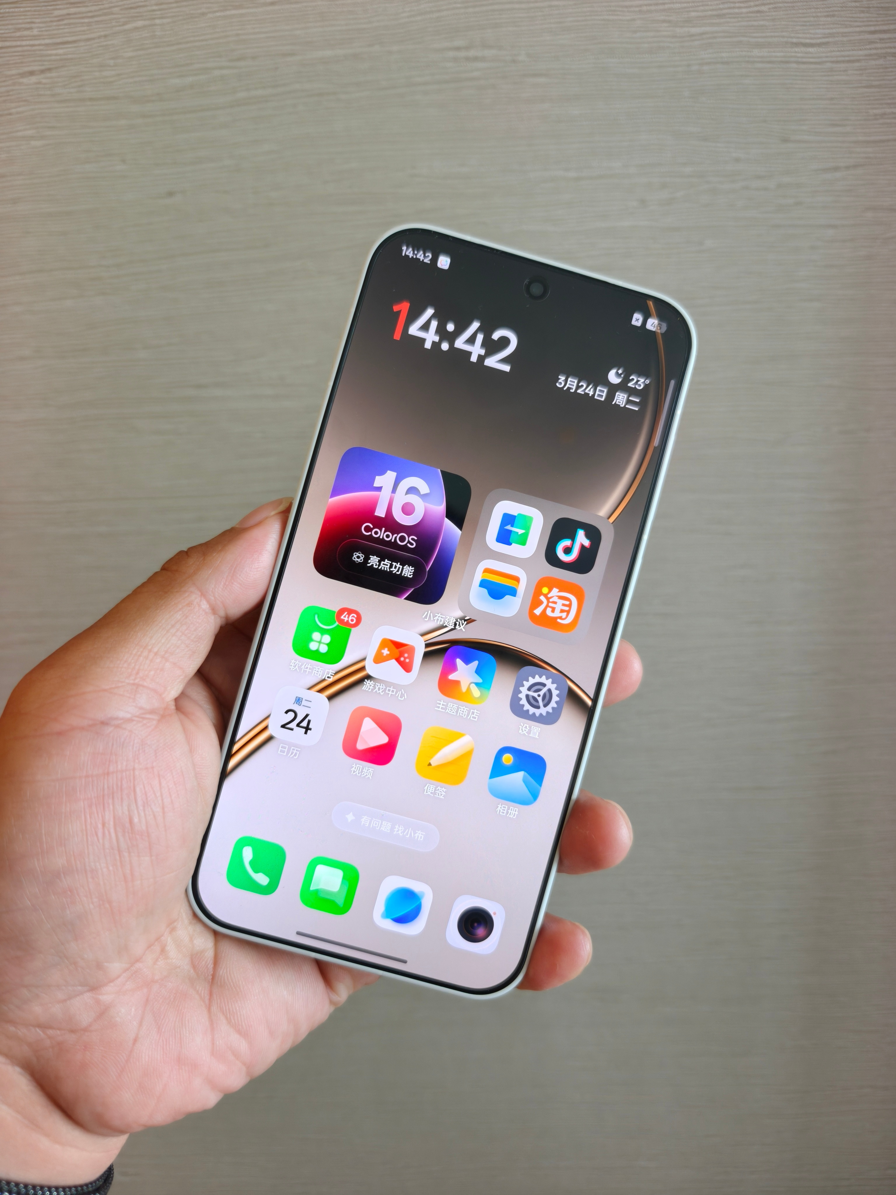 一加15T越用越喜欢，这手机的正面看着太舒服了，机身尺寸带来的握持感也是一绝。