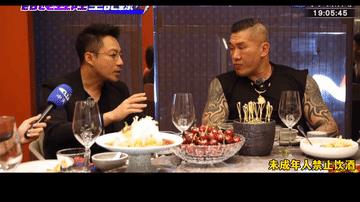 台网红“馆长”来大陆很受欢迎，觉得可能是“演”的，就问汪小菲：“是因为道义吗？”