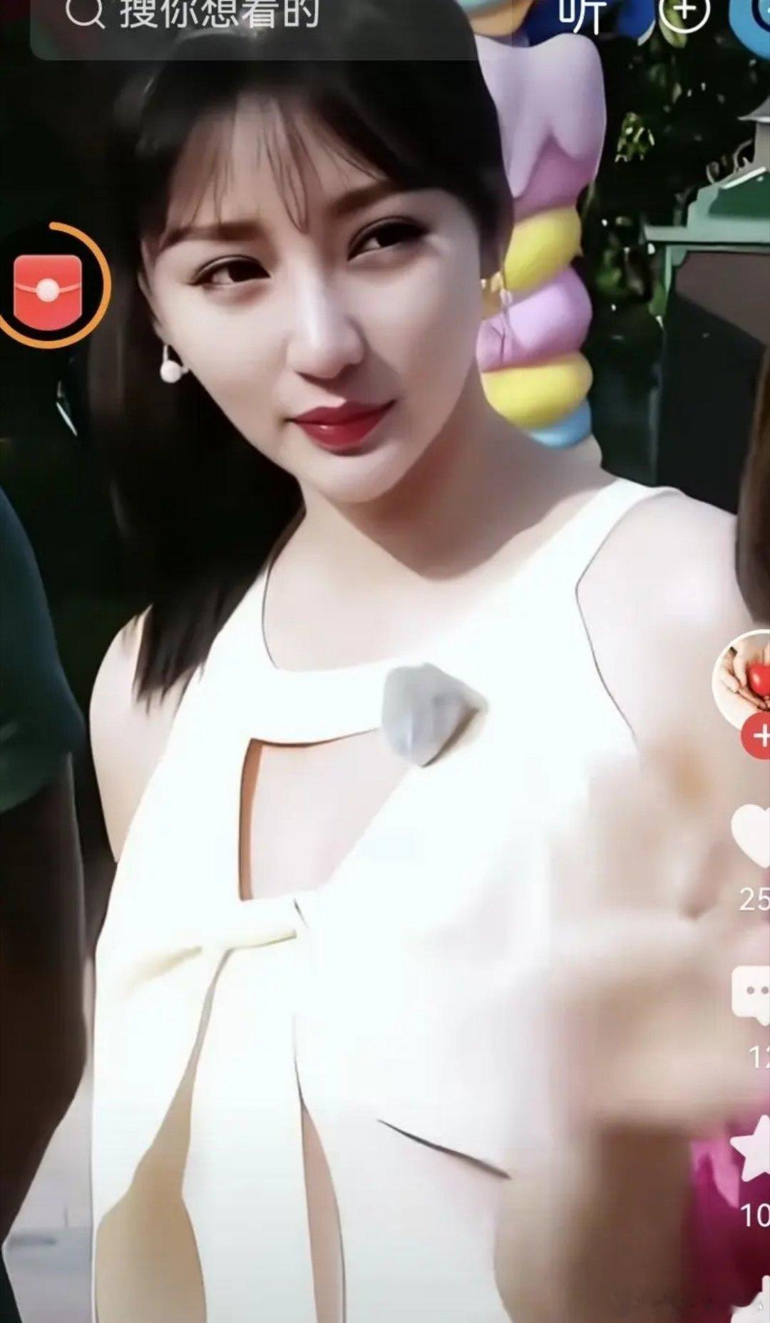 这是年轻时候的柳岩，怪不得她勾魂摄魄，真是太美了也是当演员的好料子，这长相挺和蔼