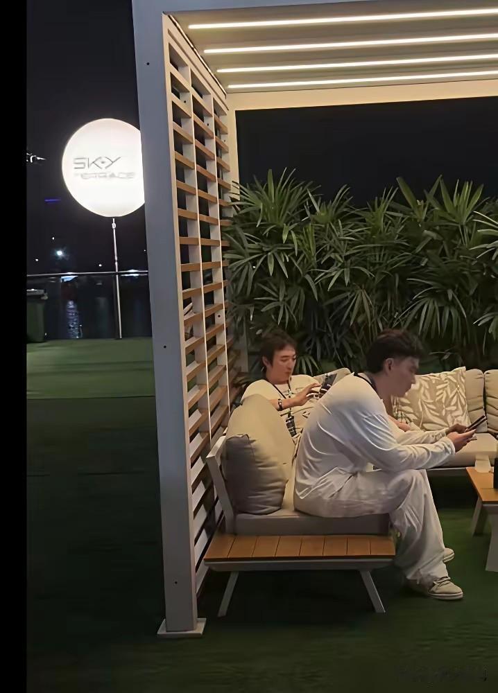 新加坡站F1的观众席边，王思聪再度被偶遇。此番同行者换成了钟惠玲——身形修长，长