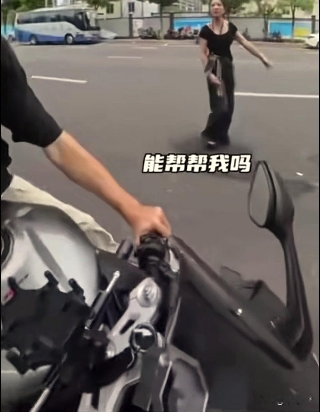 讲个小笑话。话说有个女司机车胎爆了，她在公路上拦车求助。这时，一位骑摩托车的热心