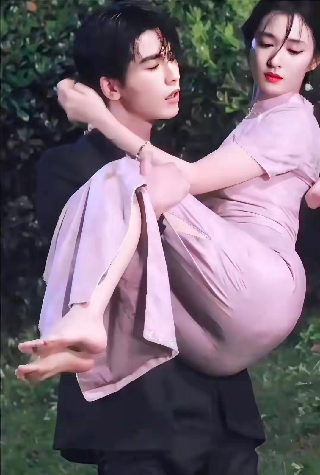 王楚然｜公主抱，这腰臀好美啊。​​​
