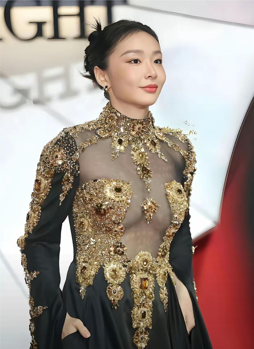 这是哪位大明星，也太迷人了吧！