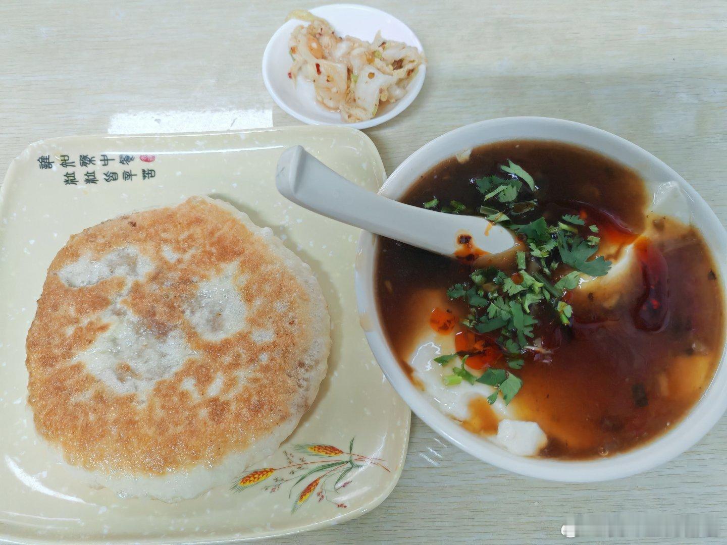 运动完了，吃个早餐，天津人对豆腐脑有执念。