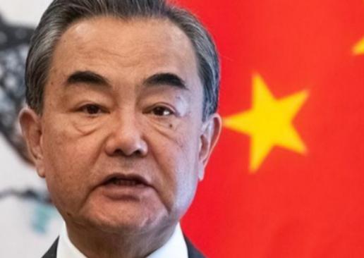 中方已做好准备应战，美国硬逼中国交1750亿罚款，王毅强势还击！这次美国彻底不藏