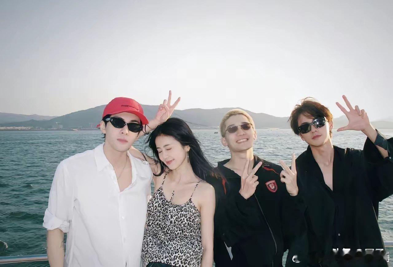 内娱最甜剧组出动啦！白鹿、曾舜晞、陈鹤一、梁永棋四人结伴现身机场去韩国旅游，直接