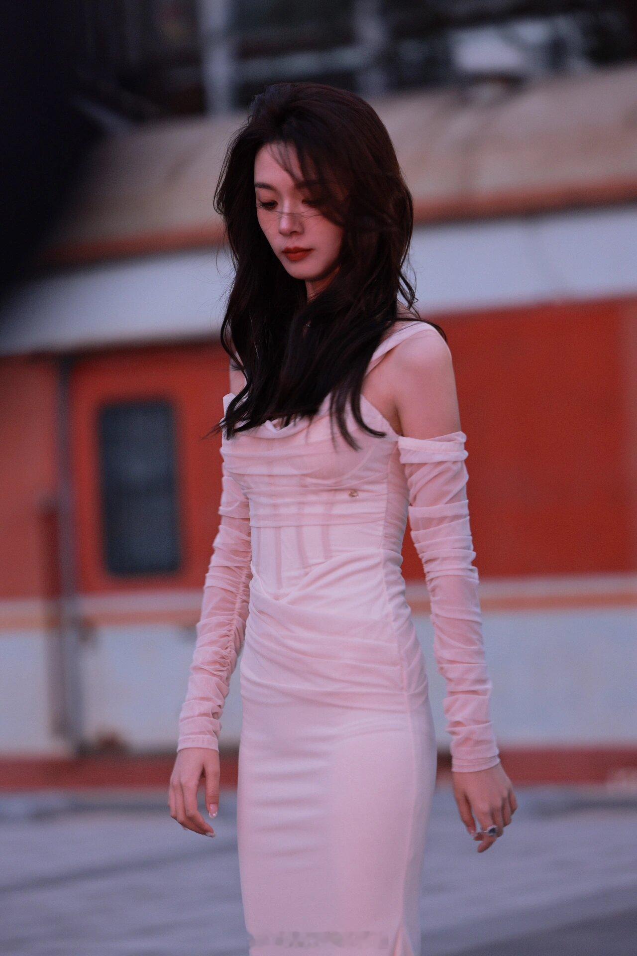 陈瑶粉色长裙浪漫街拍