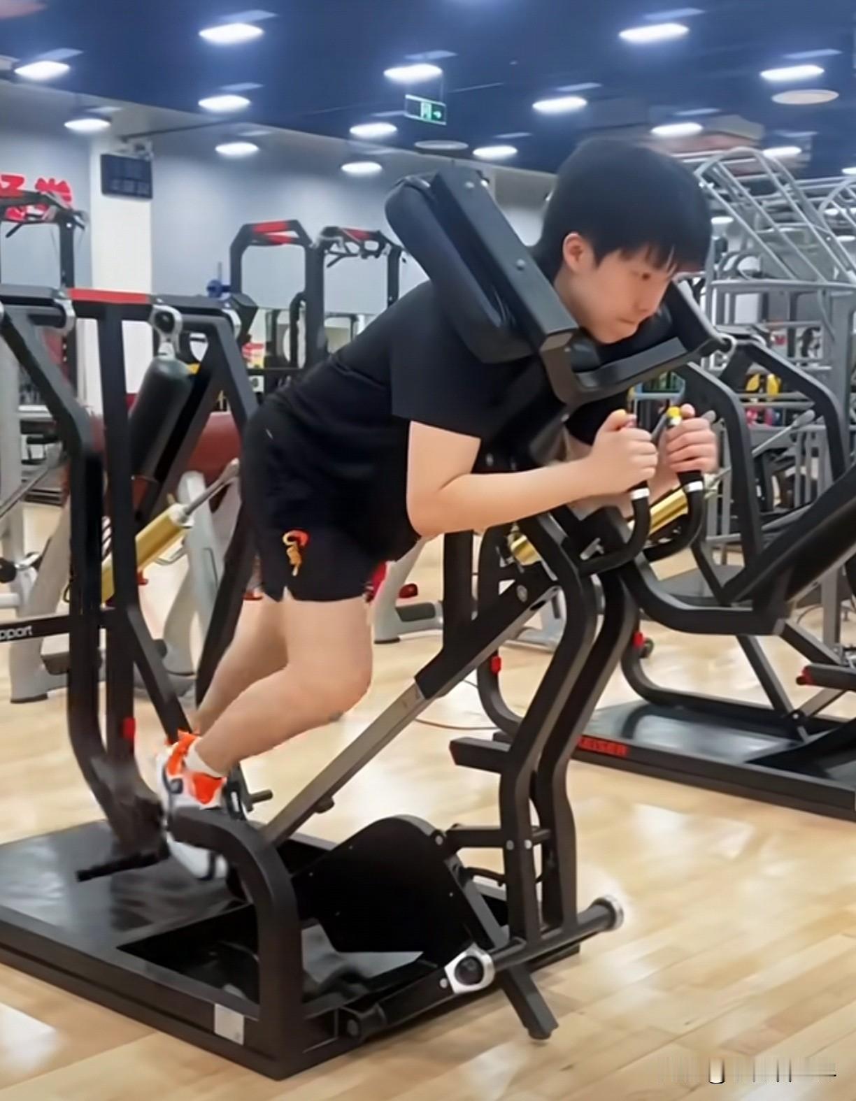 成都混团比赛还有几天，没有比赛的日子，就来看看新鲜出炉的头哥王楚钦训练照吧！