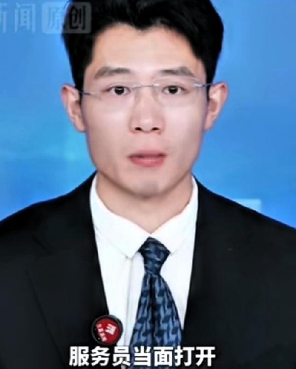 上海，一顾客去饭店吃饭，他点了2罐椰汁，不料，服务员竟当着客人的面，直接把超市售