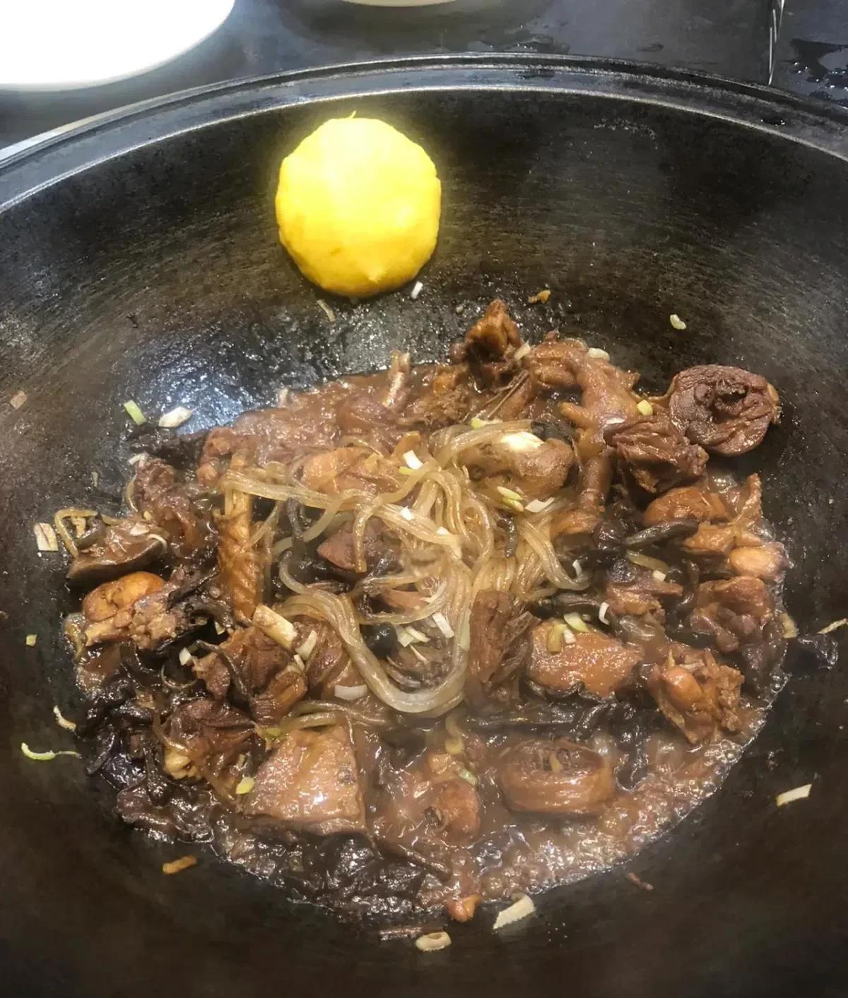 悲剧了，一家9口出门吃铁锅炖，结果9人全部中毒，出现呕吐、腹泻、高烧等症状，其中
