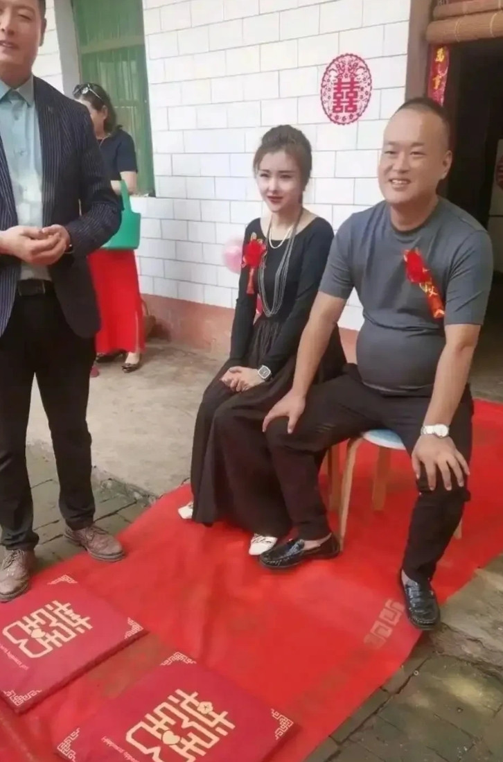 颜值好高的岳母，不得不说，惊呆了啊。[大笑][大笑][大笑]