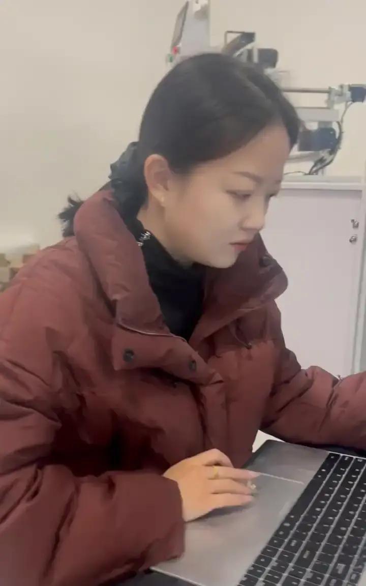 一个电气工程师发帖说，四年里每年三百天在飞机上酒店里，月薪涨到一万八，却连爸妈生