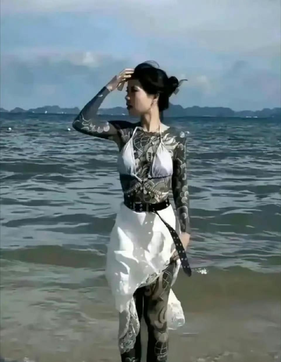 这样纹身真的好吗？远看还以为穿了一件黑花短袖…