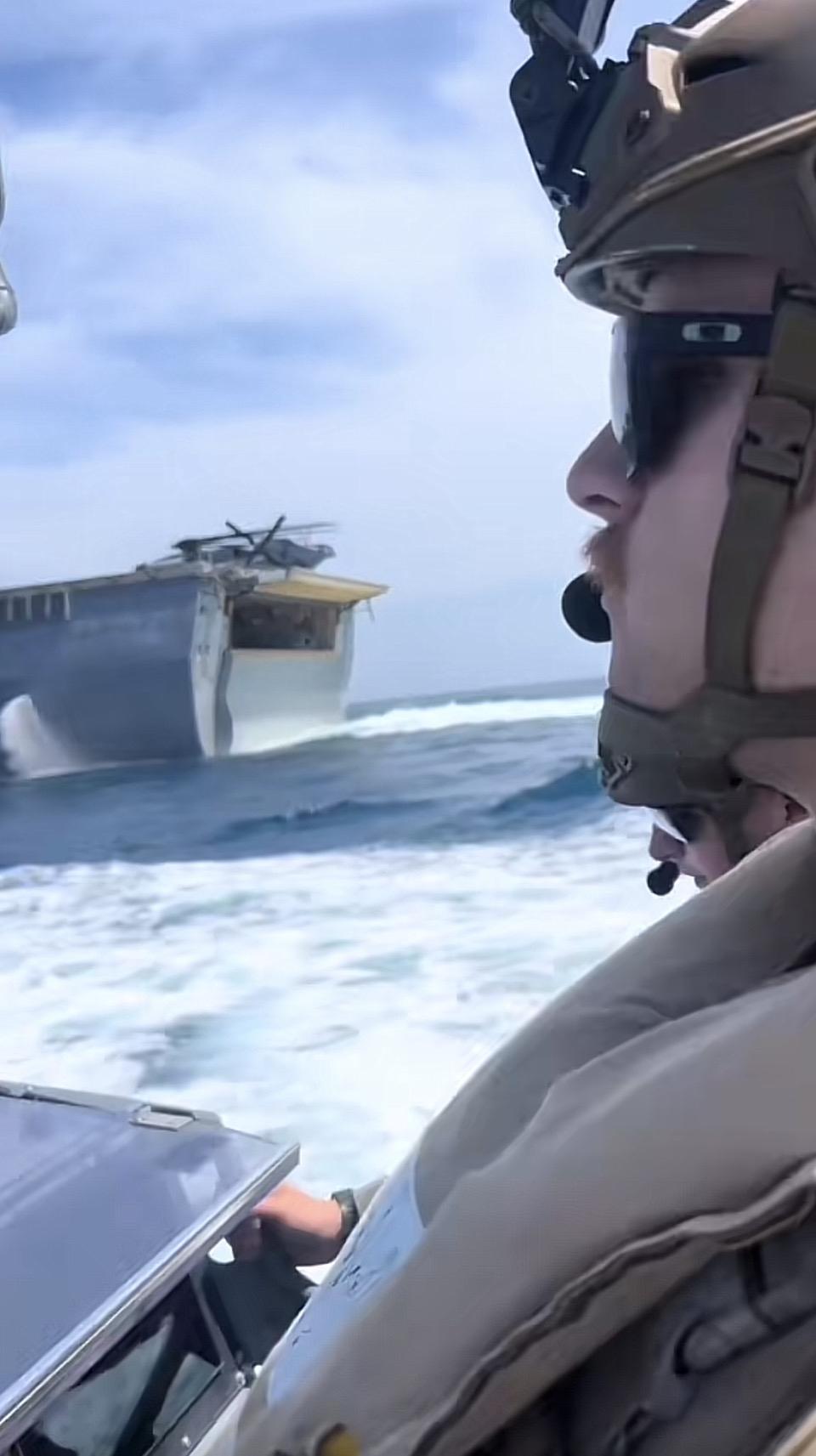 海上救援行动，英勇无畏的战士们他们身着厚重且专业的救援装备，在波涛汹涌的大海上与