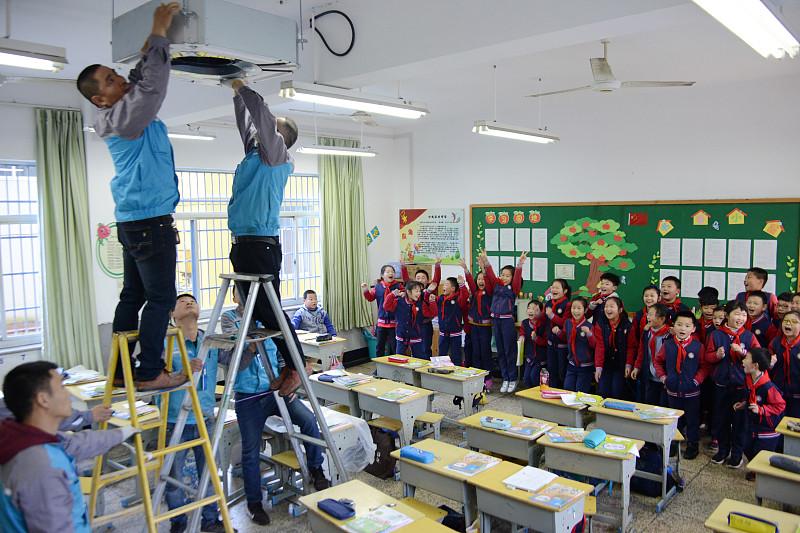 接龙名单上的那个空格，比200块钱贵多了广东遂溪一所小学最近出了个事。家委会