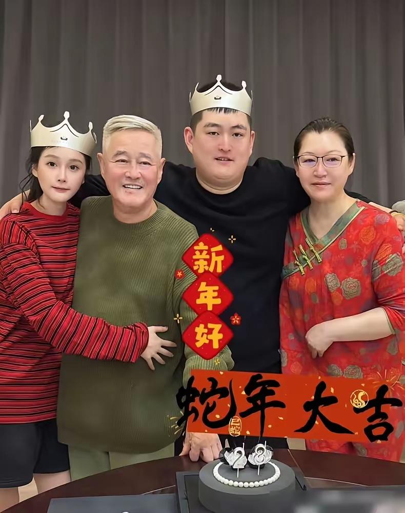 赵本山女儿球球直播聊起姐姐赵玉芳，冲上热搜。赵玉芳是赵本山与第一任前妻葛淑