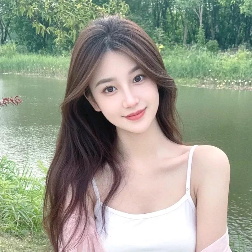 水边佳人笑，风景入画来。