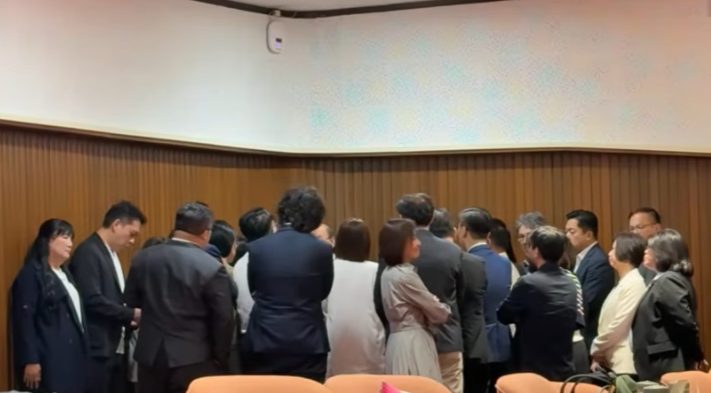徐巧芯：民进党团会议只有一半人参加国民党立委徐巧芯今早（29日）在立院直播，