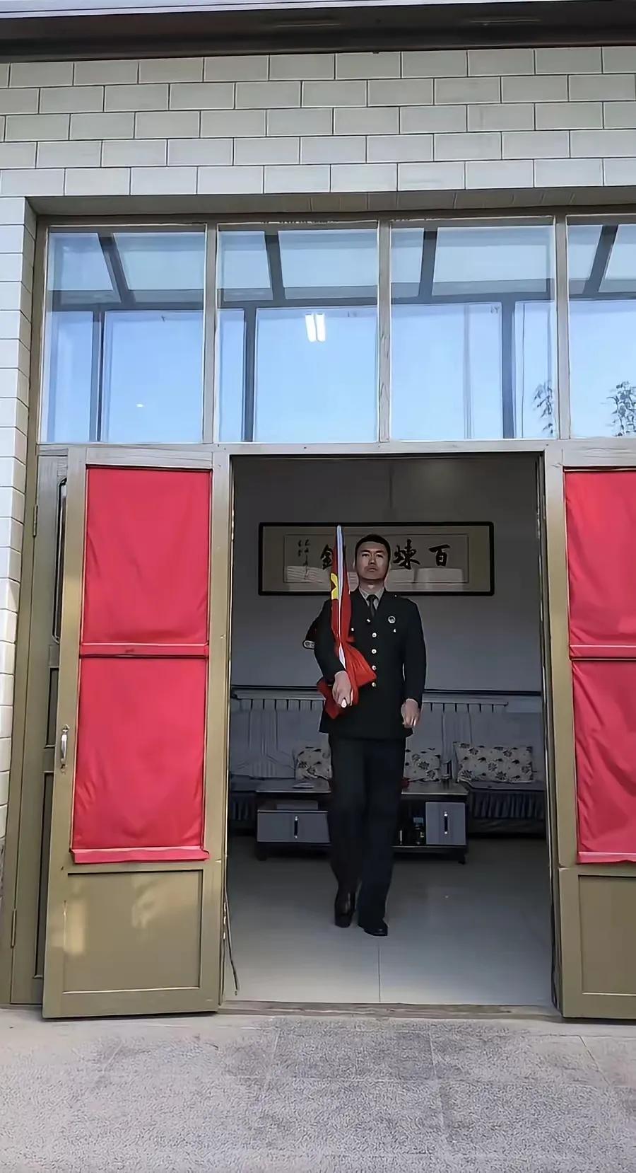 又是一年国庆到。原升旗手又在自己家里升起了国旗。一家老小全站在院子里，观看只能在