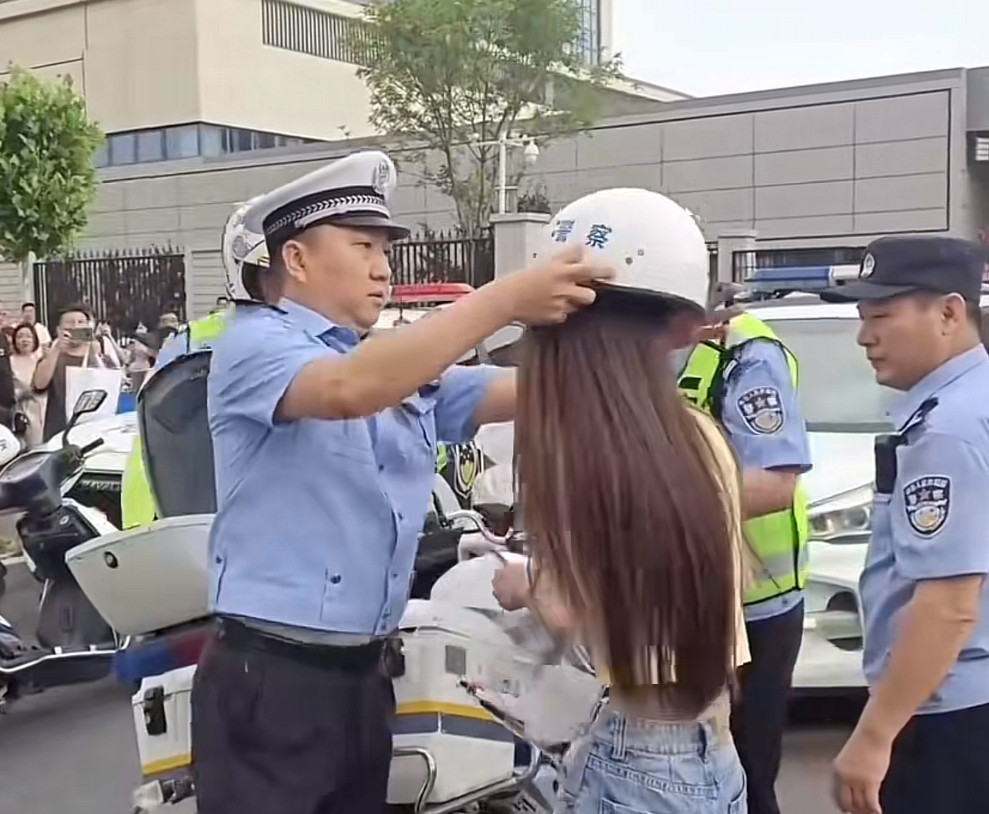 河北这位大小姐，高考居然亲自来，来考试穿露脐装已经不算离谱，离谱的是她居然还有功