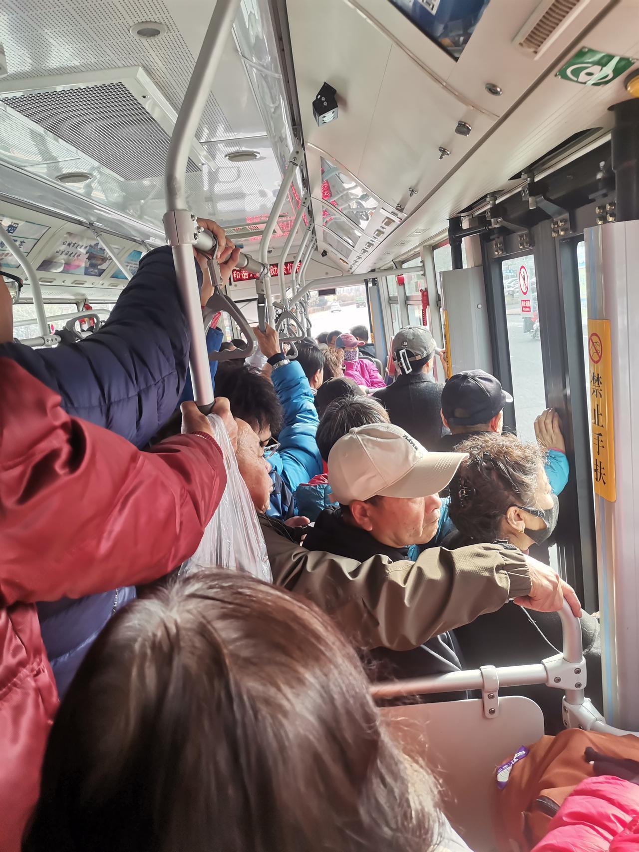 坐标吉林市，临近中午，31路公交车上的人多得离谱，已经到了上不来、下不去的地步。