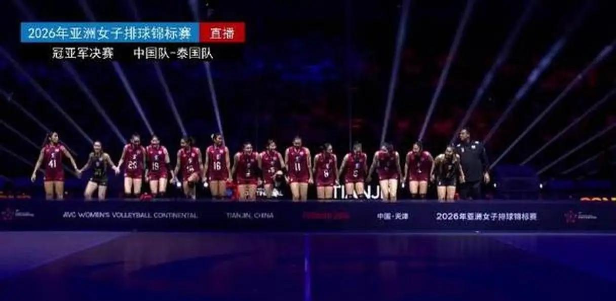 泰国女排击败中国女排的瞬间，冯坤落泪了。她走上前，伸开胳膊，搂住泰国队的波蓬。