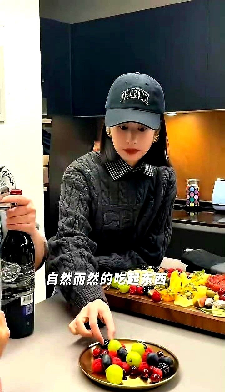 颖儿抱着一片满是虫眼的生白菜叶子，一口接一口啃得满嘴是水。这不是在拍荒野求生，这是她在梅婷家做客的真