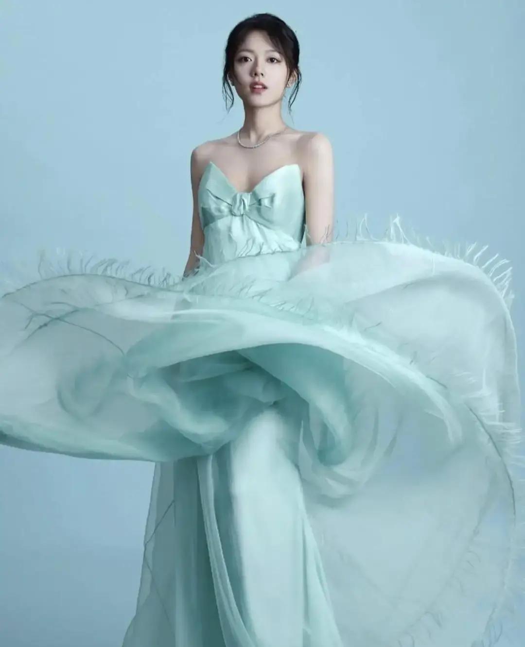 赵今麦从童星一路稳到现在，背后是她妈亲自上阵当经纪人。这位妈妈以前干金融风控，