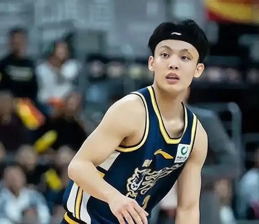 广东男篮后场双子星同时拉胯，难道是一山不容二虎？徐杰10分，三分球7投0中。投