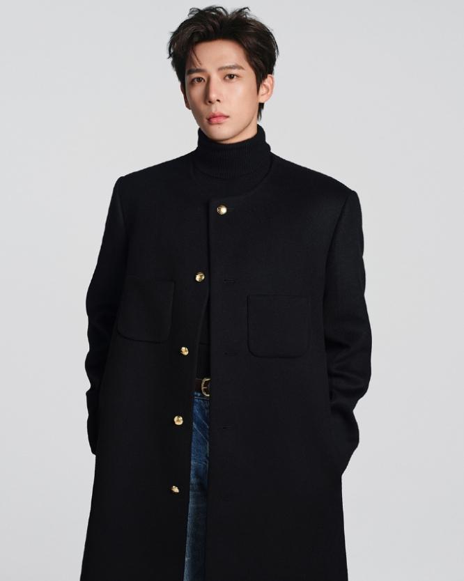 王安宇官宣CELINE品牌大使！王安宇是CELINE首位中国男性品牌大使，此前